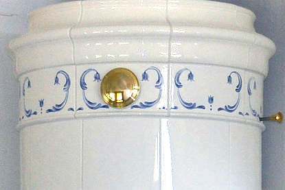 Handbemalung von schwedischem Kachelofen