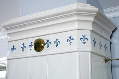 Handbemalung von schwedischem Kachelofen